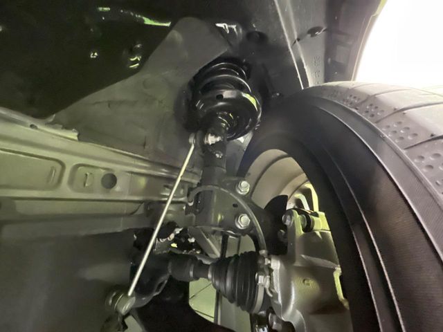 お車を安心してお乗りいただく為には、足回りの定期点検が欠かせません。サービスサポート（有償保証）では無料点検もご提供しており、安心のカーライフをお過ごしいただけるサポート体制が整っています。