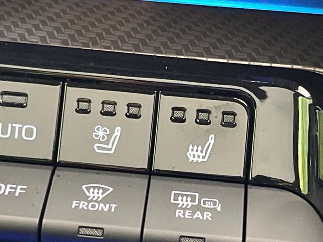 【シートベンチレーション】夏場は涼しい風でお尻や背中の熱やムレを防ぎ、冬はエアコンよりも早く温まってポカポカに！レザーシートにうれしい装備で、季節を問わず快適に過ごせます。
