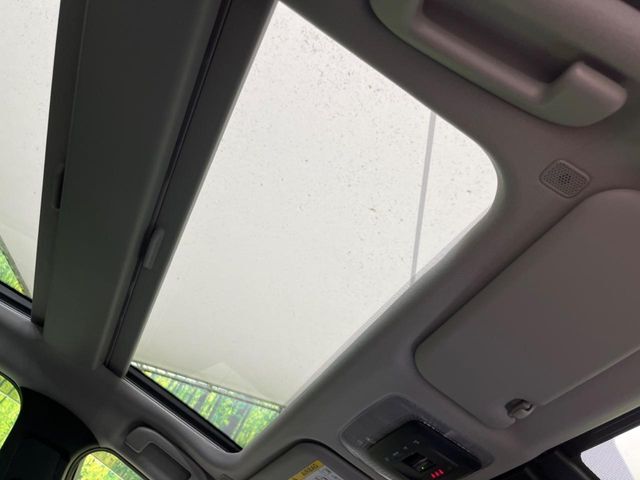 【ガラスルーフ】ガラスルーフ搭載で車内の解放感が一気にアップ！開放的なドライブをお楽しみいただけます。