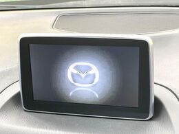 【マツダコネクトナビ】車内の雰囲気にマッチした一体型タイプのナビ。各種車輌設定やBluetooth再生等、様々な機能が楽しめます。直感的なダイヤル操作が可能で、使い勝手も良好です。