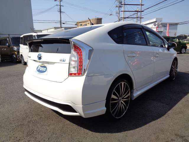 トヨタ プリウス 1.8 L 2013年 11.6万キロ (大阪府) （有