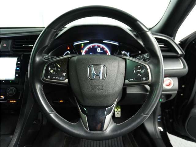 【Honda SENSING】 カメラ等装置で精度の高い検知能力を発揮、安全運転を支援します。ステアリング上のコントローラーに注目！