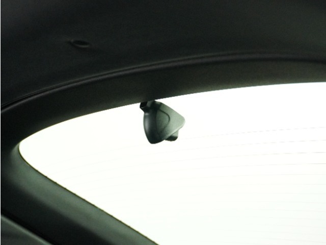 この車にはリアにもドライブレコーダーを装備しております◆映像・音声などを記録する自動車用の装置です。　もしもの事故の際の記録はもちろん、旅行の際の思い出としてドライブの映像を楽しむことができます。