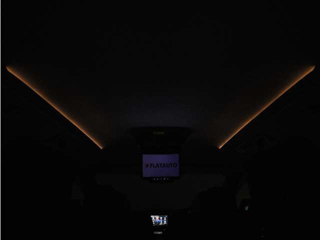 夜間に室内を照らしてくれるルームライトです