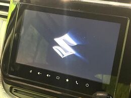 【メーカー純正9型ナビ】インテリアに溶け込むスタイリッシュな「専用設計」メーカーナビを装備♪視認性や操作性など基本性能にも優れ、より上質なカーライフをお楽しみいただけます。