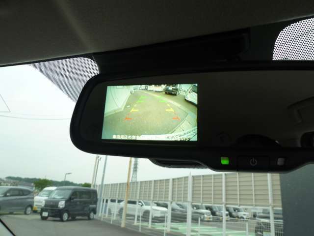 バックカメラも付いて車庫入れも安心です。