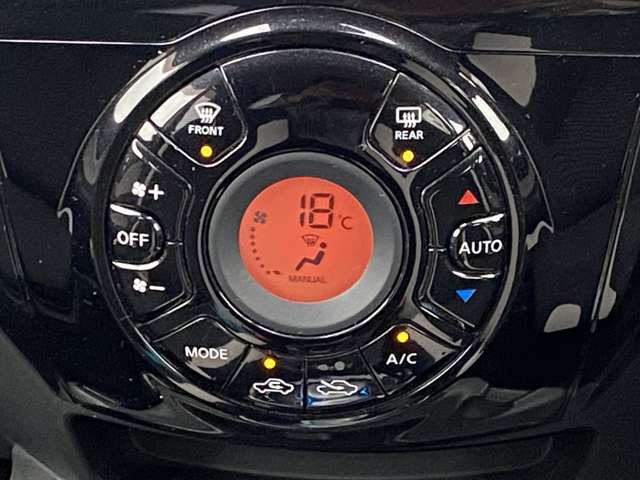 オートエアコン搭載車です。風量を自動で調節します。