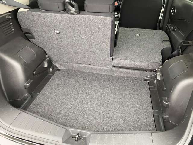 後席背もたれを倒して荷室を広げることもできます。