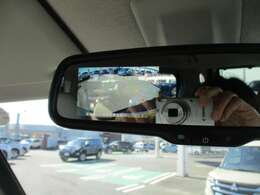 バックモニター付きです。車の後方に小型カメラが付いており、バックする際の後方の様子をモニター上に表示します。小型カメラに傷がなく、キレイな状態なので、クリアな映像が映し出されます。