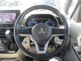 革巻きステアリングになっています！手にフィットして心地よいですよ！ぜひ、お客様ご自身で一度体感してみてください。