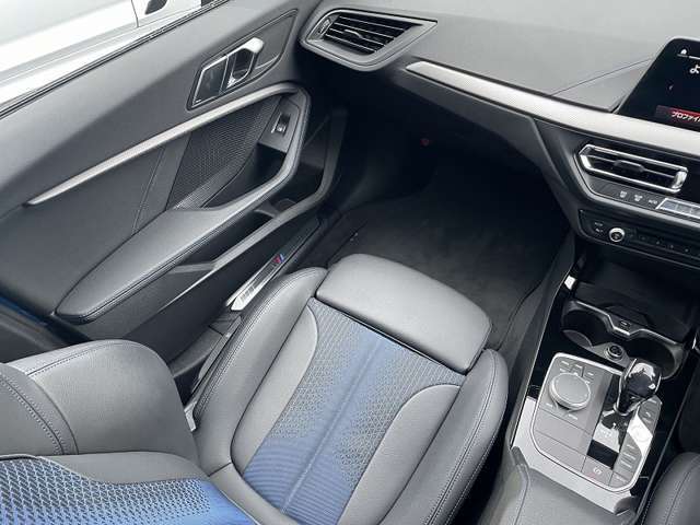 自動車保険も純正のクオリティを。BMWの正規ディーラーのみが取り扱い可能な、BMW専用自動車保険。専任のスタッフが皆様のカーライフを24時間365日サポート致します。