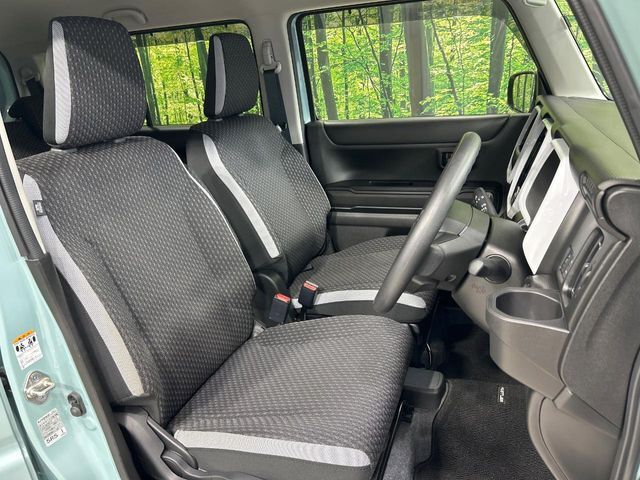 運転席まわりには十分なスペースがあり、大柄な方でもゆったり運転していただける環境です。