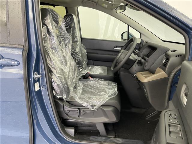 【運転席】座り心地が良いシートなので長時間の運転でも快適にお過ごしいただけます。新品のフロアマットのご注文も可能です。掲載箇所以外にご希望の写真がございましたらお気軽にお問い合わせ下さい。