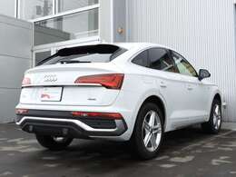 ☆SUVの力強さにクーペの優美なシルエットを兼ね備えたQ5　Sportbackは、リヤエンドへと流れるように弧を描く美しいルーフラインとゆとりの室内空間が特徴です☆