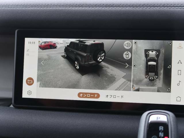ボディの目立たない位置に設置された4台のデジタルカメラにより、周囲の状況を3Dで確認できます。それぞれのカメラを単独もしくは複数表示することも可能。狭い場所や出入口なども安心できます！