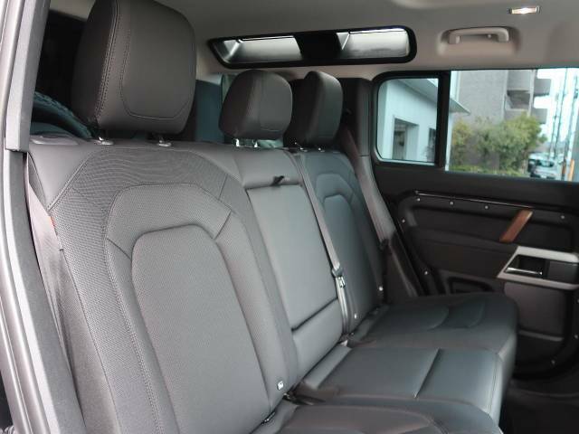 後席も使用感はほとんど感じられず大変綺麗なコンディションを保って入庫しております。ISO-FIXにも対応したシートを採用し、チャイルドシートも簡単にお取り付けいただけます。