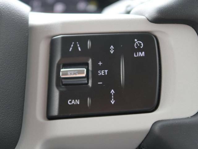 アダプティブクルーズコントロールはミリ波レーダー、ステレオカメラにより前方の車両の速度に合わせ安全な車間を保ち、先進のクルージングをサポート。安心・快適なドライブをサポートいたします。
