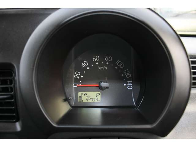 ハイゼットカーゴ中央には大きくスピードメーターがあり、かっこいいデザインとなっております！お問い合わせはお気軽に027-343-4190.sankyo8585＠net.email.ne.jp