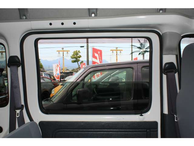 プライバシーガラス付きです☆車外から見えにくく防犯にも一役買っております♪お問い合わせはお気軽に027-343-4190.sankyo8585＠net.email.ne.jp☆