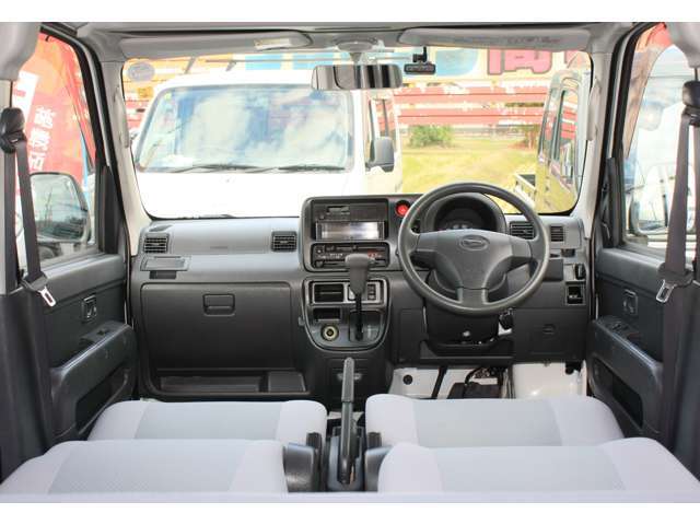 ハイゼットカーゴかっこいい内装！☆内装美車☆ダッシュボードもシートも当然キレイ・清潔に仕上げております。内装のキレイなお車は気持ちがいいですし、コンディションのいい車が多いんです。