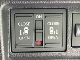 【両側パワースライドドア】スマートキーや運転席のスイッチで後席両側スライドドアの開閉が可能♪電動だから力を入れてドアを開ける必要が無く、小さなお子様でも簡単に開け閉めでき快適です♪