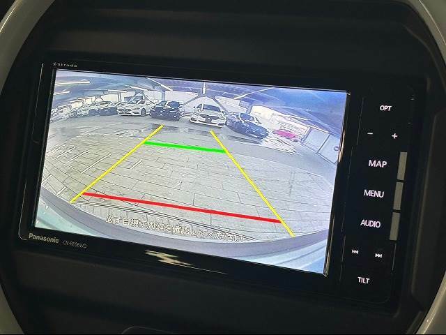 【カラーバックモニター】を装備しております。リアの映像がカラーで映し出されますので日々の駐車も安心安全です。