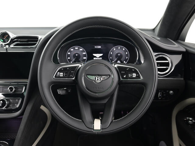 ステアリング周りにボタンを集約し、運転に集中できる構造となっております。