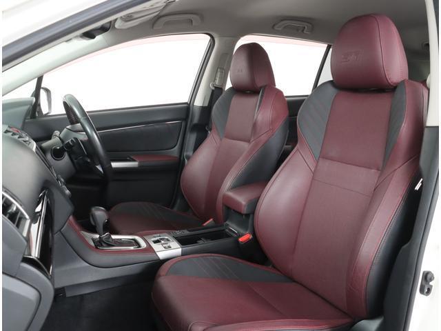 ゆったり座れて、長時間の運転も疲れにくい電動パワーシート！ボルドーカラーでスポーティなバケットタイプでしっかり体を支えてくれます！