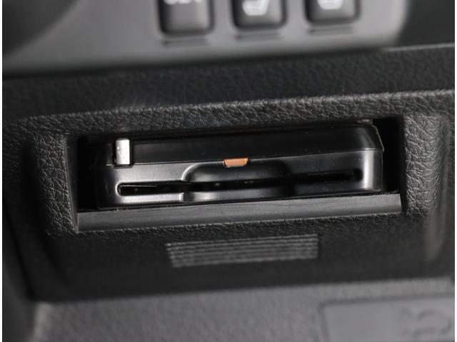 オプションのビルトインカバーで運転席右側にすっきり収納されております！