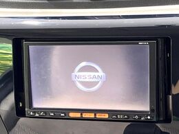 【純正ナビ】人気の純正ナビを装備しております。ナビの使いやすさはもちろん、オーディオ機能も充実！キャンプや旅行はもちろん、通勤や買い物など普段のドライブも楽しくなるはず♪