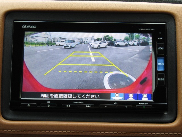 車庫入れ・駐車を安心サポート！バックカメラ装備です。