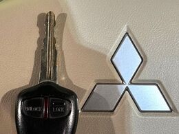 【キーレス】少し離れた場所からでもボタン一つでドアの開錠・施錠ができるのでとっても便利！ドアの鍵穴周りに傷をつけることもありません♪