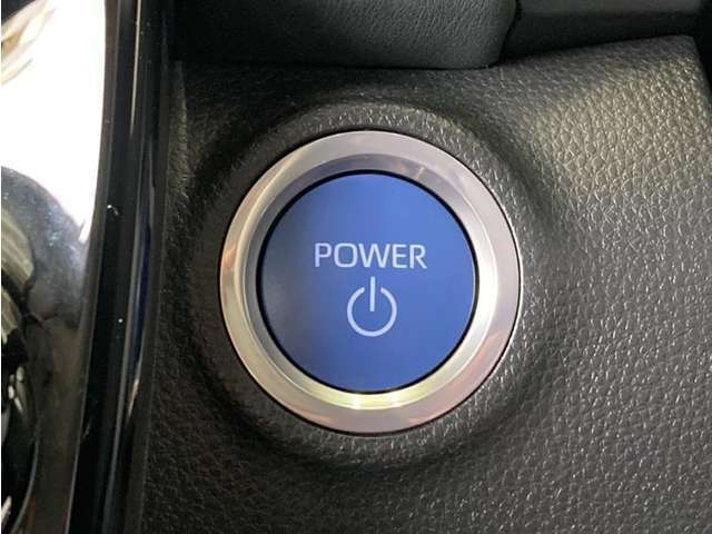 システムスタートボタンです。キーが車内にあれば、HVシステムの始動・停止はブレーキを踏んでスイッチを押すだけ！キーを取り出す手間を省き、ワンプッシュで簡単でスムーズです。