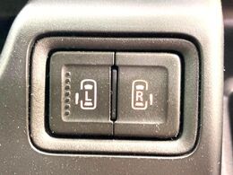 【両側パワースライドドア】スマートキーや運転席のスイッチで後席両側スライドドアの開閉が可能♪電動だから力を入れてドアを開ける必要が無く、小さなお子様でも簡単に開け閉めでき快適です♪