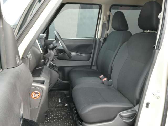 お連れ様の乗り降りも開放感のあるドアで楽チンです。ゆったりとおくつろぎ下さい。当店の展示車にはビニールを被せ展示しておりますので、清潔です。
