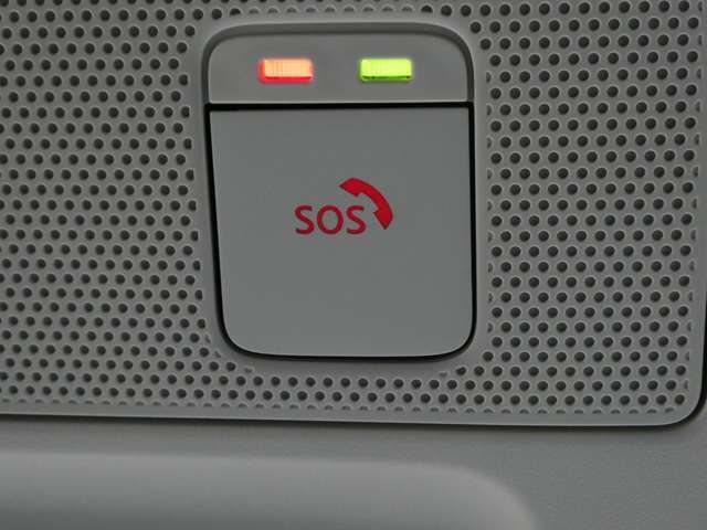 急病時や危険を感じた時、SOSコールスイッチを押すと専門のオペレータに繋がって、警察や消防への連携をサポートしてくれます。また、万が一の事故発生時には、エアバッグ展開と連動して自動通報します。