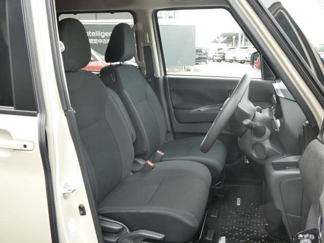 運転席シートには手動式のシートリフター機能が備わっています。