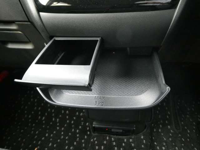 スライド式のドリンクホルダーが使い勝手良いです。ミニテーブルにもなりますよ♪