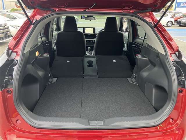 リアシートを倒すと大容量のラゲッジスペースができます！本当に重宝しますよ。たくさん荷物を詰めて便利です。是非、お試しください！