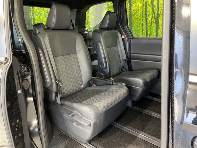 後部座席も気になるようなキズ・汚れやへたり等、大きなダメージはなく、良好な状態です。