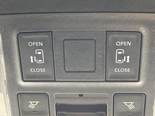 【両側パワースライドドア】スマートキーや運転席のスイッチで後席両側スライドドアの開閉が可能♪電動だから力を入れてドアを開ける必要が無く、小さなお子様でも簡単に開け閉めでき快適です♪