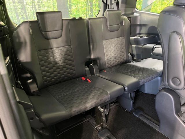 3列目シートはもちろん状態良好☆大人でもゆったりと座って頂けますので、大人数でのお出かけもラクラクです♪ご家族で、気の知れた仲間で、ドライブに行くのが楽しみですね♪