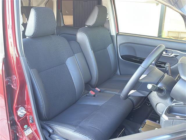 【運転席】座り心地が良いシートなので長時間の運転でも快適にお過ごしいただけます。新品のフロアマットのご注文も可能です。掲載箇所以外にご希望の写真がございましたらお気軽にお問い合わせ下さい。