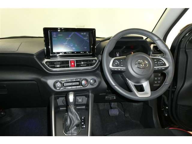 運転席周りのレイアウトをご覧ください。ナビゲーションが綺麗に装着されスッキリ収まってますね！操作スイッチも手が届きやすくわかりやすいです！