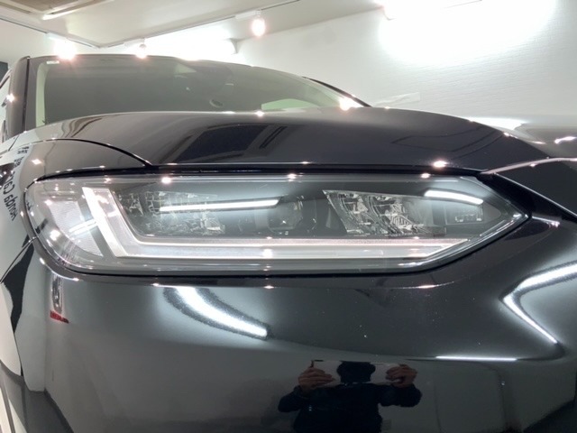 LEDヘッドライトは、点灯の瞬間から最大光量を発揮し、突然暗くなるトンネルなどでの安定感を高めます。