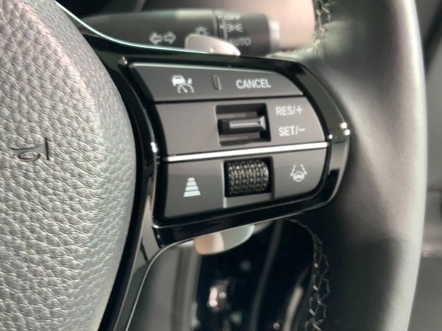 クルーズコントロールを装備しています。高速道路などで一定の速度で走ってくれるので運転が楽ですよ！速度を設定できますので、スピードの出しすぎにも注意できます。