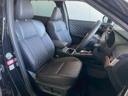 【レザーシート】ならではの高級感あふれる内装がこたわりのアイテム。見た目の高級感とより上質な座り心地をお楽しみください。