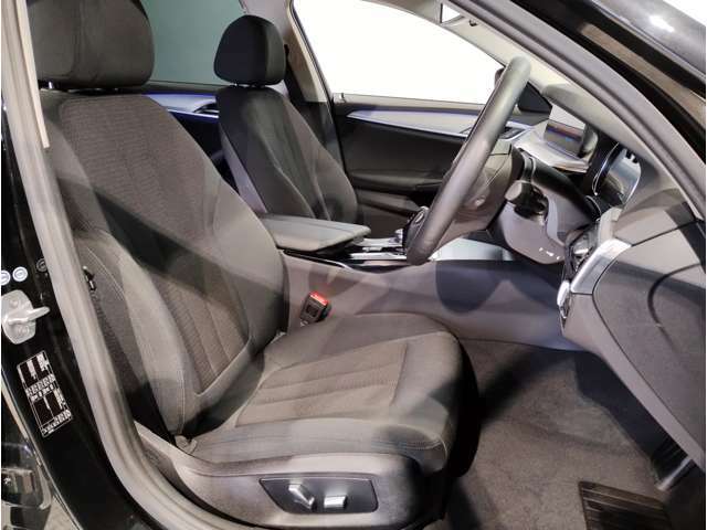 【コックピットシート】BMW車の主役席。車体中央にくる様に配置し車両重心とが一致する事でドライバーと車との一体感あるドライビングを実現。人間工学に基づき形成した形状が長時間のドライブ疲労も軽減します！