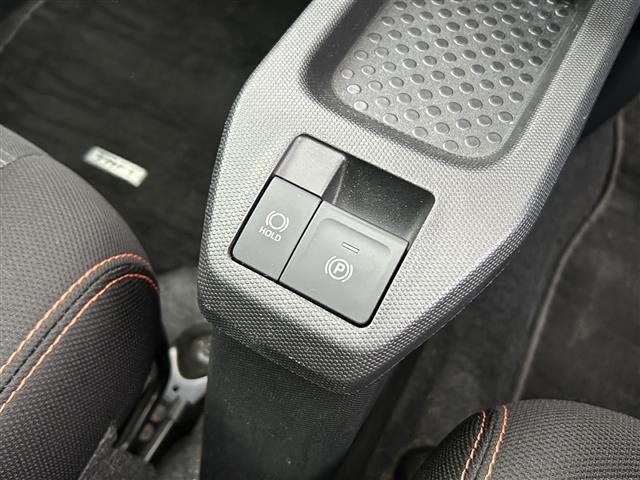 【電動パーキングブレーキ】手元のレバー操作から簡単にパーキングブレーキを作動できます。