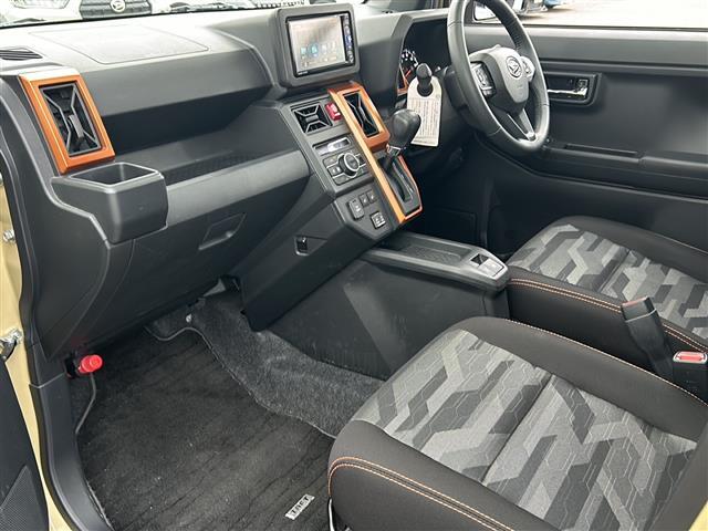 【内装の除菌消臭】車内の細菌やカビを除去しニオイの元となる菌の抑制をします。様々な物質に直接反応して酸化、分解します。人気オプションの一つです。